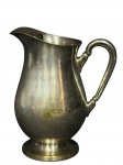 METAL PRATEADO, uma (1) jarra confeccionada em metal espessurado a prata da manufatura BELLINI, corpo bojudo e liso, borda com aparador de gelo, base circular, apresenta falhas na prateação, medindo 21x18x10cm.