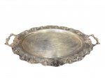 METAL PRATEADO, uma (1) bandeja oval confeccionada em metal espessurado a prata com cinzelado de cachos de uva e folhas de parreira em relevo com alças vazadas, medindo 67x42cm.