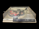 SOM, um (1) toca-discos da marca Gradiente, modelo Belt-Drive Semi-Auto Turntable, gabinete em acabamento metálico, com tampa protetora em acrílico transparente, prato com colagem, braço com cápsula, controle de velocidades 33 e 45 RPM, funções auto return / start / stop, conforme identificação no painel frontal, medindo 11,5x45x37cm, não testado e sem garantia de funcionamento, necessita revisão na agulha.