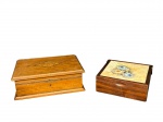 DIVERSOS, lote com duas (2) caixas, sendo: A) 1 para charutos da marca PARTAGAS confeccionada em madeira, não possui chave e possui dano na fechadura, medindo 9x25,5x19cm e B) 1 porta joias confeccionada em madeira escura e tampo com incrustação de azulejo com pintura floral em policromia, medindo 6,5x18x17,5cm.