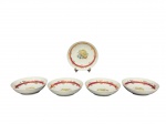 PORCELANA SCHMIDT, cinco (5) bowls confeccionados em porcelana nacional na tonalidade branca, decorada por faixa na tonalidade vinho com guirlanda floral em vasta douração e pintura de frutos em policromia, medindo 13,5cm.