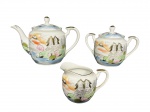 PORCELANA ORIENTAL, três (3) peças, sendo: A) 1 bule para chá, medindo 14x21,5x9,5cm, B) 1 açucareiro, medindo 12x16x8cm e C) 1 leiteira, medindo 9x12,5x6cm, confeccionados em porcelana oriental na tonalidade branca com pintura de pagodes, montanhas, elementos florais e vegetalistas em policromia com adornos em ouro, apresentando falhas na douração;
