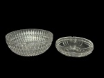 CRISTAIS, lote com duas (2) peças confeccionadas em cristal translucido, sendo: A) 1 fruteira com lapidação de caneluras e sulcos em baixo relevo, medindo 8,5x20,5cm e B) 1 cinzeiro com  lapidação de caneluras em baixo relevo, medindo 5x16,5cm.
