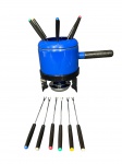 DIVERSOS, um (1) conjunto para fondue, sendo: A) 1 panela confeccionada em metal esmaltado na tonalidade azul, base na tonalidade preta acompanhando fogareiro, medida total 21x29x15cm e B) 12 espetos para fondue com cabo plástico. Novo, sem uso.