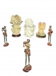 ESCULTURAS, lote com seis (6) esculturas distintas, sendo: A) 3 figuras angelicais confeccionadas em resina de modelos, tamanhos e decorações distintas, maior medindo 18cm e menor 11,5cm e B) 3 figuras africanas confeccionadas em resina de modelos distintos com pintura preateada com realces em vermelho, medindo 15cm de altura.