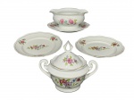 PORCELANAS, lote com quatro (4) peças confeccionadas em porcelana nacional na tonalidade branca com pintura floral em policromia, sendo: A) STEATITA, 1 açucareiro, medindo 14x16x9cm, B) SCHMIDT, 1 molheira fixada ao presentoir, medindo 8,5x17x13cm e C) STEATITA, 2 pratos de sobremesa, medindo 18,5cm.