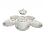 PORCELANA SCHMIDT, lote com sete (7) peças confeccionadas em porcelana nacional na tonalidade branca com pintura de flores e folhagens em policromia e filetes em ouro, sendo: A) 1 terrina, medindo 17x27x19cm, B) 3 pratos rasos, medindo 24cm, 1 bicado e C) 3 pratos fundos, medindo 23cm, 1 bicado.