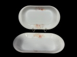 COLOREX (Em 1961, a Vidraria Santa Marina lançou um conjunto de louças), duas (2) travessas ovais confeccionadas em vidro opalinado com pintura de flores e folhagens em policromia, medindo 36x21cm e 30,5x16cm.