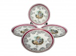 PORCELANA SCHMIDT, seis (6) pratos para sobremesa confeccionados em porcelana nacional na tonalidade branca, decorados por espessa faixa na tonalidade vinho, guirlanda floral em vasta prateação e parte central com cena galante em policromia, medindo 18,5cm. 1 bicado e 1 com fio de cabelo.