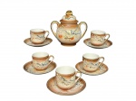 PORCELANA SATZUMA, seis (6) peças confeccionadas em porcelana SATZUMA esmaltada na tonalidade marrom, decorada por dragões e nuvens em relevo e policromia com arremates em ouro, sendo: A) 1 açucareiro, medindo 12x13x6,5cm e B) 5 xícaras para café com seus respectivos pires, medindo 4,5x6x4,5cm.