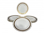 PORCELANA REAL, oito (8) pratos rasos confeccionados em porcelana nacional na tonalidade branca decorado por espessa faixa em ouro decorado por guirlanda floral com arremates e filetes em douração, medindo 25cm.