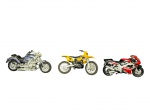 COLECIONISMO, lote composto por três (3) miniaturas de motocicletas, confeccionadas em material plástico, com acabamento policromado, representando diferentes estilos de motos, sendo: A) 1 motocicleta custom/cruiser, em tom azul metálico, B) 1 motocicleta off-road / motocross, na cor amarela, com numeração decorativa 119 e C) 1 motocicleta esportiva, marca Suzuki, nas cores vermelho, preto e prata, apresenta quebra na roda, medindo 11cm de comprimento.