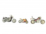 COLECIONISMO, lote composto por três (3) miniaturas de motocicletas, marca Maisto, confeccionadas em material plástico, com acabamento policromado, representando diferentes modelos de motos, maior medindo 12cm e menor 8,5cm.