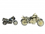 COLECIONISMO, lote composto por duas (2) miniaturas de motocicletas, confeccionadas em material plástico, de fabricantes distintos, sendo: A) 1 miniatura de motocicleta, marca Maisto, estilo touring/esportiva, na cor azul escuro, com carenagem parcial e detalhes de motor e escapamento e B) miniatura de motocicleta, modelo California EV, estilo custom/cruiser, nas cores preto e dourado, com motor aparente, rodas raiadas e visual clássico, maior medindo 18,5cm e menor 12cm.