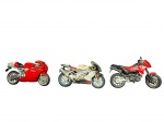 COLECIONISMO, lote composto por três (3) miniaturas de motocicletas, marca Maisto, confeccionadas em material plástico, com acabamento policromado, representando motos esportivas de modelos distintos, medindo 11cm.