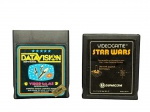 COLECIONISMO, dois (2) cartuchos para videogame, compatíveis com o sistema Atari Video Computer System (VCS), sendo:  DataVision  Videogame Reprogramável, cartucho multijogos, Indústria Brasileira, marca DataVision Software e  Star Wars, cartucho oficial, marca Dynacom, fabricado no Brasil, conforme indicação no rótulo. Peças originais em plástico, com rótulos impressos, típicas da produção nacional de jogos eletrônicos das décadas de 1980/1990, não testado e sem garantia de funcionamento.