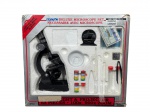 COLECIONISMO, um (1) conjunto Deluxe Microscope Set, marca Battat, composto por microscópio infantil em plástico com corpo metálico (die-cast body / metal components), acompanhado de acessórios originais, (ausência de algumas peças) incluindo lâminas, tubos de ensaio, frascos, pinça, projetor de luz e demais itens para observação. Ampliação indicada de 100x a 900x zoom.Acondicionado em caixa original com visor, com inscrições em inglês e francês, recomendação etária a partir de 8 anos.Caixa apresenta desgastes, amassados e marcas do tempo, compatíveis com a antiguidade do item. Estado de conservação conforme fotos.