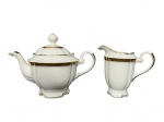 PORCELANA REAL, duas (2) peças, sendo: A) 1 bule para chá, medindo 19x25x11cm e B) 1 leiteira, medindo 15x16x8cm (bicada na borda), confeccionados em porcelana nacional na tonalidade branca decorado por espessa faixa em ouro decorado por guirlanda floral com arremates e filetes em douração.