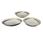 PORCELANA REAL, três (3) peças, sendo: A) 2 saladeiras, medindo 6x26cm e 5,5x24cm e B) 1 travessa funda, medindo 6x28,5x20,5cm (falhas na douração), confeccionados em porcelana nacional na tonalidade branca decorado por espessa faixa em ouro decorado por guirlanda floral com arremates e filetes em douração.