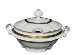 PORCELANA REAL, uma (1) sopeira confeccionada em porcelana nacional na tonalidade branca decorado por espessa faixa em ouro decorado por guirlanda floral com arremates e filetes em douração, medindo 20x33x23cm.