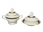 PORCELANA REAL, duas (2) peças, sendo: A) 1 açucareiro, medindo 12x15x8cm e B) 1 manteigueira, medindo 10x15x8cm, confeccionados em porcelana nacional na tonalidade branca decorado por espessa faixa em ouro decorado por guirlanda floral com arremates e filetes em douração.