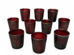 VIDROS, dez (10) copos para drinks confeccionados em vidro granulado na tonalidade vermelha, medindo 8x7cm.
