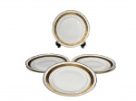 PORCELANA REAL, seis (6) pratos para sobremesa confeccionados em porcelana nacional na tonalidade branca decorado por espessa faixa em ouro decorado por guirlanda floral com arremates e filetes em douração, medindo 18cm. Alguns com falhas na douração;