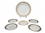 PORCELANA REAL, seis (6) peças, sendo: A) 1 prato para bolo, medindo 33cm (falhas na douração) e B) 6 pratos para sobremesa (alguns com leves falhas na douração), medindo 18cm, confeccionados em porcelana nacional na tonalidade branca decorado por espessa faixa em ouro decorado por guirlanda floral com arremates e filetes em douração.