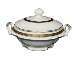PORCELANA REAL, uma (1) sopeira confeccionada em porcelana nacional na tonalidade branca decorado por espessa faixa em ouro decorado por guirlanda floral com arremates e filetes em douração, medindo 17x29x20cm.