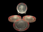 VIDROS, doze (12) pratos para sobremesa da marca NADIR FIGUEREDO confeccionados em vidro granulado translucido decoração em esmalte vermelho aplicada ao redor da borda, formando frisos e elementos gráficos estilizados, medindo 19cm.