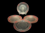 VIDROS, dez (10) pratos rasos da marca NADIR FIGUEREDO confeccionados em vidro granulado translucido decoração em esmalte vermelho aplicada ao redor da borda, formando frisos e elementos gráficos estilizados, medindo 23cm.