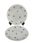 KPM Krister Porzellan-Manufaktur (Fundada em 1831 por Carl Franz Krister), dois (2) pratos para sobremesa confeccionados em porcelana na tonalidade branca, elementos vegetalistas em relevo na pasta, pintura de flores e folhagens em policromia e borda filetada em ouro, medindo 19cm. Falhas na douração.