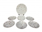 KPM Krister Porzellan-Manufaktur (Fundada em 1831 por Carl Franz Krister), conjunto para bolo com sete (7) peças confeccionadas em porcelana na tonalidade branca, elementos vegetalistas em relevo na pasta, pintura de flores e folhagens em policromia e borda filetada em ouro, sendo; A) 1 prato para bolo, medindo 27cm e B) 6 pratos para sobremesa, medindo 19cm. Falhas na douração.