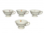 KPM Krister Porzellan-Manufaktur (Fundada em 1831 por Carl Franz Krister), quatro (4) xícaras para café sem pires confeccionadas em porcelana na tonalidade branca, elementos vegetalistas em relevo na pasta, pintura de flores e folhagens em policromia e borda filetada em ouro, medindo 4x9x8cm.