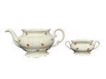 KPM Krister Porzellan-Manufaktur (Fundada em 1831 por Carl Franz Krister), duas (2) peças, sendo: A) 1 bule para chá sem tampa, medindo 12x27x13cm e B) 1 açucareiro sem tampa, medindo 6,5x15x10m, confeccionadas em porcelana na tonalidade branca, elementos vegetalistas em relevo na pasta, pintura de flores e folhagens em policromia e borda filetada em ouro.