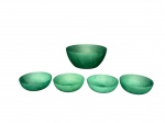 VIDROS, conjunto para salada com cinco (5) peças confeccionadas em vidro fosco na tonalidade verde, sendo: A) 1 saladeira, medindo 9,5x20cm e B) 4 recipientes para sobremesa, medindo 4,5x13cm.