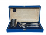 METAL PRATEADO, conjunto infantil com quatro (4) peças confeccionadas em metal espessurado a prata com cinzelado de caneluras finalizadas em florão, sendo: 1 copo infantil, 1 faca, 1 garfo e 1 colher, acondicionados em estojo original com desgastes.