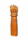 DIVERSOS, uma (1) figa tradicional confeccionada em madeira com entalhes geométricos em baixo relevo, possui desgastes na base e bicado no dedo superior, medindo 20cm de altura.
