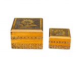 DIVERSOS, duas (2) caixas porta joias quadradas confeccionadas em madeira com entalhes de flores e esferas em baixo relevo, maior medindo 6x9x9cm e 4x6x6cm.