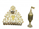 BRONZES, lote com duas (2) peças, sendo; A) 1 candelabro Menorah confeccionado em bronze com rico cinzelado de elementos vegetalistas em vazados, medindo 17x18cm e B) 1 incensário oriental confeccionado em bronze decorado por letras arábicas encimada por bandeira, medindo 17,5cm.