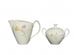 PORCELANA RENNER, duas (2) peças, sendo: A) 1 leiteira, medindo 14,5x19x9cm e B) 1 açucareiro, medindo 12x16x8cm. confeccionadas em porcelana nacional na tonalidade branca decoradas por flores e folhagens em policromia e filete em ouro.