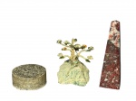 DIVERSOS, três (3) peças, sendo: A) 1 peso de papel em mármore escuro, assinado ZITA DICIN, bicados na base, medindo 7,5cm, B) 1 obelisco confeccionado em ágata na tonalidade marrom e branco, medindo 15cm e C) 1 arvore bonsai com monture em metal prateado e incrustação de pedrarias brasileiras, ausência de algumas, medindo 10cm.