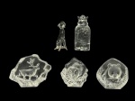 VIDROS, cinco (5) peças confeccionadas em vidro transparente moldado, representando figuras e relevos de animais, incluindo cervo, coruja (MATS JONASSON), urso (panda) (MATS JONASSON) , guerreiro viking e 1 cachorro (apresenta bicados), maior peça medindo 7,5cm e menor 5cm.