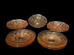 VIDROS, onze (11) pires para xícaras de chá confeccionados em vidro na tonalidade rose de 2 modelos, sendo: A) 6 moldados por guirlanda floral, medindo 14,5cm e encaixe da xícara 5cm e B) 5 moldada por elementos florais e vegetalistas, 2 apresentam rachaduras e 3 com batidas, medindo 14,5cm e encaixe 5,5cm.