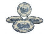 Johnson Brothers (Fundada em 1883, na cidade de Hanley, Staffordshire), seis (6) pratos rasos confeccionados em faiança inglesa na tonalidade branca, ricamente decorados por elementos florais e vegetalistas com centro representando cena de carruagem na tonalidade azul, 3 apresentam bicados, medindo 25cm de diâmetro.