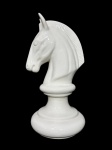 ESCULTURA, uma (1) escultura confeccionada em faiança vitrificada na tonalidade branca representando cabeça de cavalo, apoiada sobre base circular, medindo 34,5cm de altura.