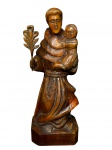 ARTE SACRA, um (1) imaginário confeccionado em madeira entalhada a mão representando Santo Antonio e Menino Jesus, mão removível segurando lírio, medindo 39cm de altura.