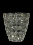 CRISTAL, um (1) vaso confeccionado em cristal translucido com lapidação quadriculada em baixo relevo, apresenta bicados na borda e na base, medindo 23x20x11cm.