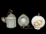 VIDROS e LUMINÁRIA, conjunto com três (3) peças, sendo: A) uma (1) lanterna/luminária pendente em metal e vidro fosco, de formato facetado, medindo 30cm de altura; B) um (1) lustre para uma lâmpada, armação em bronze, cúpula esférica em vidro fosco gravado, lapidada por palmas e flores em baixo relevo, fiação no estado, medindo 27x20cm e C) uma (1) globo confeccionado em vidro opalino, decorada com motivos florais policromados, com acabamento inferior em bronze, medindo 26x9,5cm, bicado no bocal.