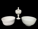 FAIANÇAS, lote com três (3) peças confeccionadas em faiança vitrificada na tonalidade branca, sendo: A) 1 porta velas no feitio de compoteira, bojo e tampa em vazados, moldado por perolados e haste cilíndrica, bicado na borda e fio de cabelo na tampa, medindo 26x13,5cm e B) 2 tigelas, 1 apresenta bicado e 1 com craquele, medindo 12x25cm e 11x24cm.